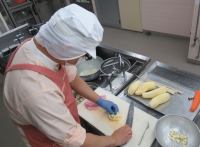 ８時４０分：野菜の切裁。秋の吹き寄せごはん用のさつまいもを、いちょうの形に型抜きします。さつまいもが硬いので、力がいります。